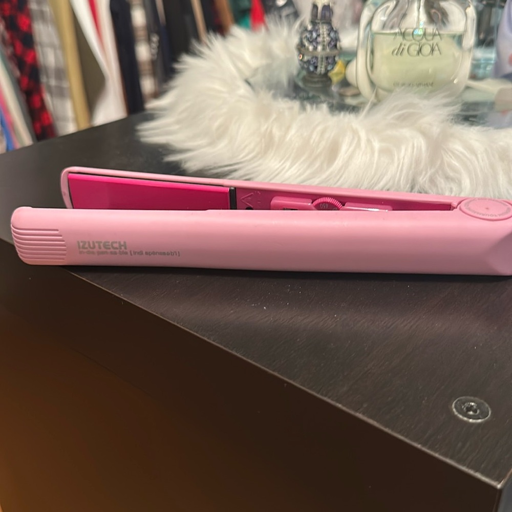 Izutech Two Tone 1.00 inch Flat Iron-silky straight and bouncy curls up to 450°F